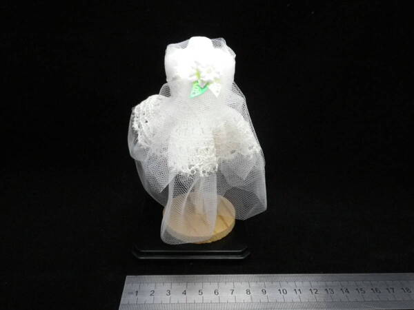 「ミニチュアドレスフィギュア~プラスチックケース付」ハンドメイド・未使用品【送料無料】「おかあさんのお針箱」002000139