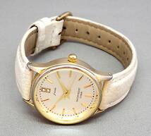 EU-0047■J-AXIS レディース腕時計 3針 白×ゴールドカラー 丸型 中古_画像2