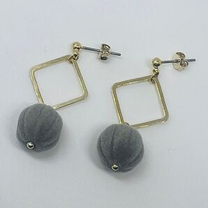 38 ピアス フロッキービーズ/グレー