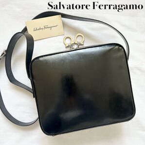 ■美品■ FERRAGAMO ショルダーバッグ ブラック レザー ガンチーニ