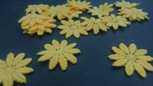 ○(NM059)黄色のケミカルレースの小花モチーフ（２０枚）