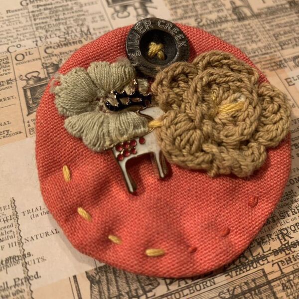【送料無料】新品*お花【ハンドメイド】アニマル ブローチ 鹿 ハンドメイド オレンジ 布ブローチ 動物 CR_J1