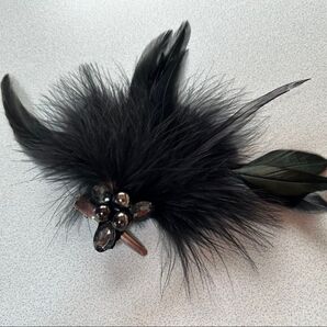 美品 コサージュ 羽 ブラック 黒
