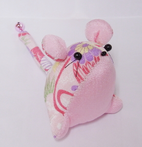 Рука ручной работы -разветвленная колокольчиками с фаршированным игрушечным лицом Ягакири Розовые розовые розовые крысы мыши