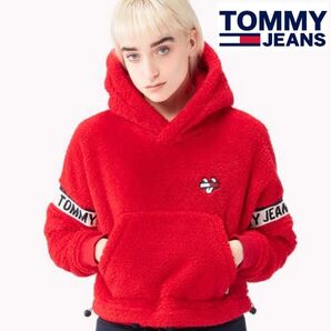 【美品】TOMMY JEANS(トミー ジーンズ) ブランドロゴ ワッペンボアパーカー レッド 赤 トップス フーディ テープロゴ