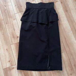 ブラック タイトスカート フリル付き