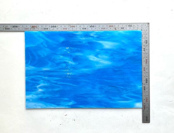 742 品薄 ココモガラス 水色とホワイトの流れ ステンドグラス材料♪ (1)