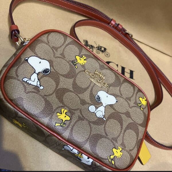 送料込●新品●COACH X PEANUTS スヌーピー ミニボディバッグ① カメラバッグ シグネチャー 2022.10新作 ピーナッツ コーチメンズ