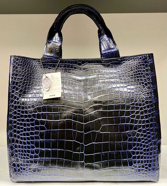 国産、日本製のクロコダイルワニ革使いの手提げ&トートバック、二度塗りのバニラ加工のブラック、ブルー 00440656
