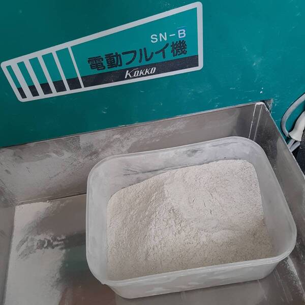 新そば そば粉900g 信州産そば 令和6年 自家製粉 信州産 挽きたて 落札後製粉 機械挽き 低温製粉製法 全粒粉 黒粒入り