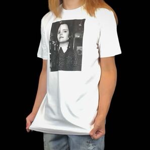 新品 アダムスファミリー 長女 ウェンズデー ホラーヒロイン ゴスロリ少女 不気味笑い クリスティーナリッチ Tシャツ ユニセックス Sサイズ