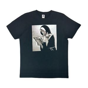 新品 FUCK YOU 中指挑発 フィンガージェスチャー 咥え煙草 読書 おばあちゃん キリスト教会 修道院シスター Tシャツ オーバーサイズ XL(LL)