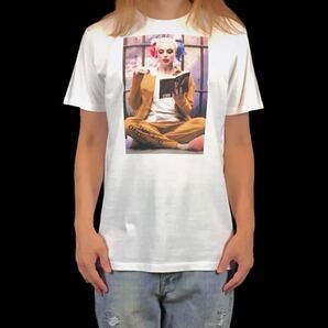 新品 ハーレイクイン 牢屋 囚われ 読書 DCヴィラン映画 スーサイドスクワッド ワンシーン マーゴットロビー Tシャツ ユニセックス Mサイズ