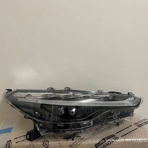 レンズ美品 カローラクロス 右側 ヘッドライト 81130-16810 HASCO16-177 刻印Z