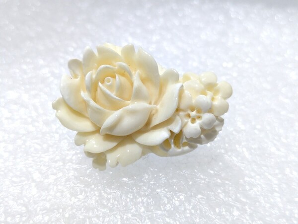 白珊瑚 帯留め 和装小物 サンゴ アクセサリー 薔薇 珊瑚