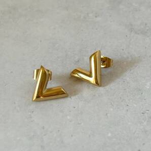 Vモチーフピアス ゴールド 金 ステンレス 金属アレルギー対応 レディース メンズ ユニセックス 20代 30代 40代 50代
