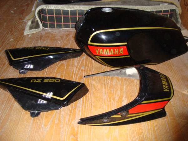RZ250R/350R用 塗装済みガソリンタンク RZ250R初期カラー 新品