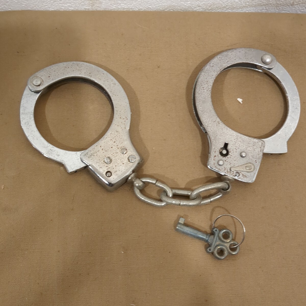 Yahoo!オークション -「手錠 鍵」(警察グッズ) (雑貨)の落札相場