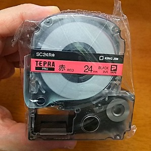 値下げ♪送料無料【即決】追加も可♪ 赤色 24mm 黒文字 SC24R テプラカートリッジ テプラテープ 4971660764402