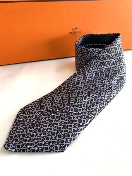 【即決】HERMES エルメス メンズ ネクタイ PETITS COEURS 『小さなハート』 ブラック グレー 005594T-05 シルク100% 剣先9cm