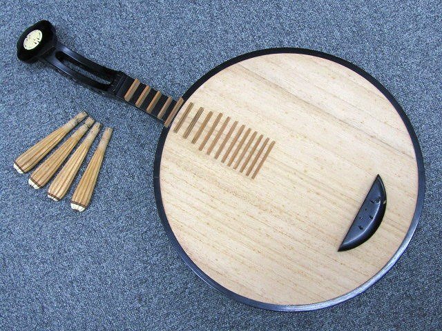 中国 琵琶 鸚鵡牌 美品ですが弦が有りません。