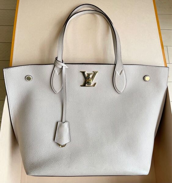 Louis Vuitton Lock Me Go トートバッグ