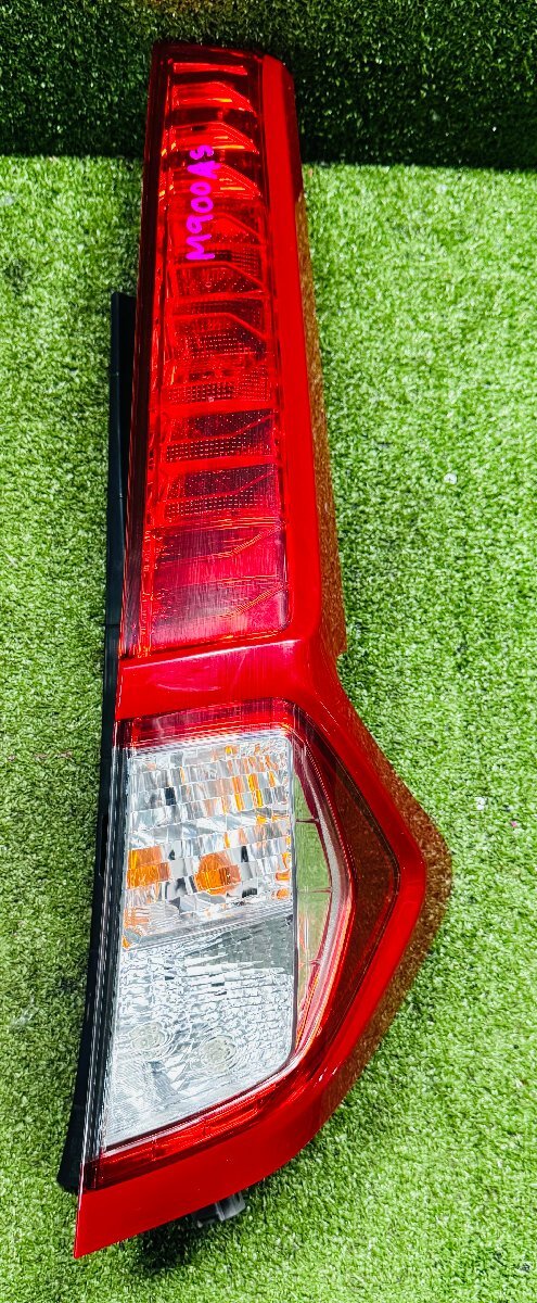 美品純正品 ダイハツ トール テールランプ レッド