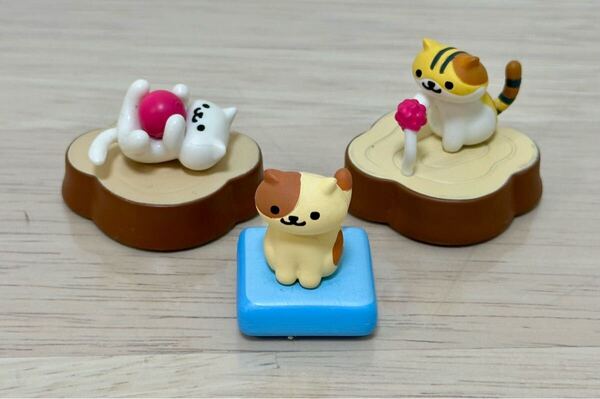 つくえのうえでねこあつめ☆しろねこさん とーびーさん くりーむさん 付箋2種 リーフレット付 フィギュア ガチャ 猫 オブジェ 置物