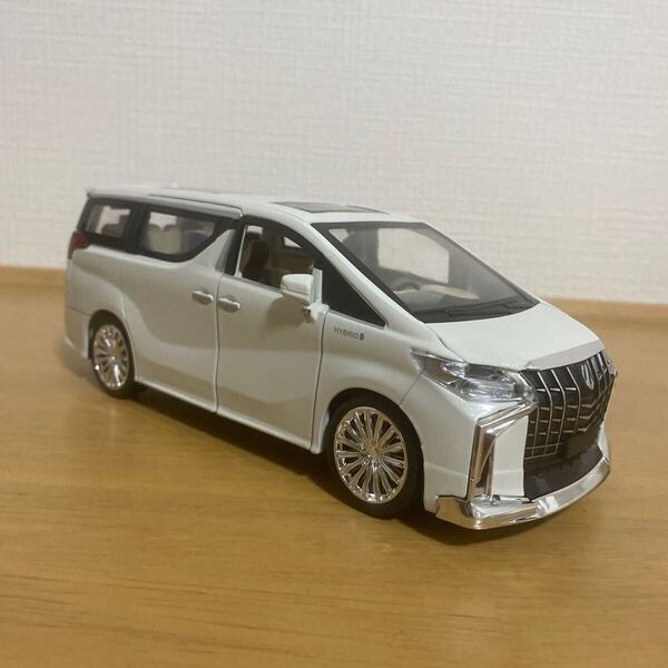 1:24 トヨタ・アルファード ミニカー 白
