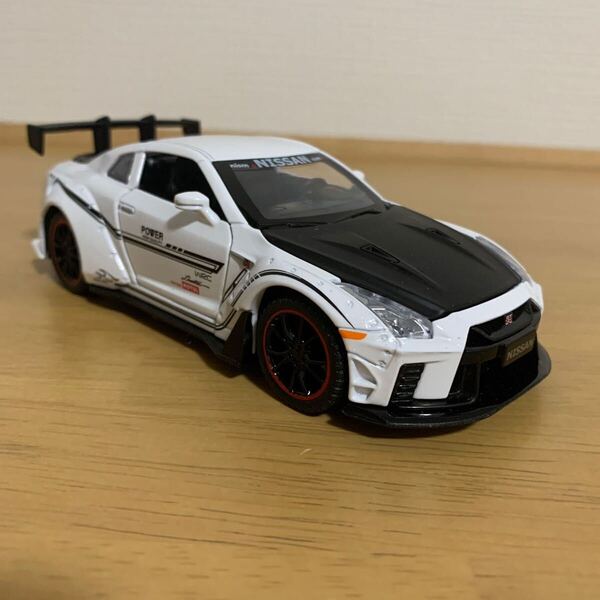 1/32 NISSAN GTR ミニカー ホワイト