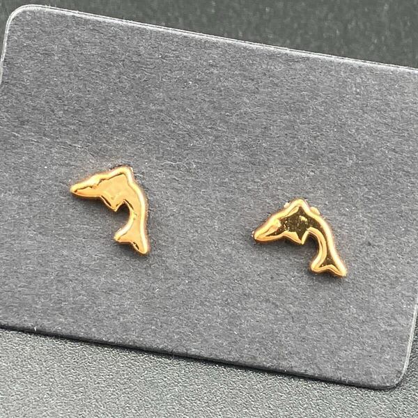 【新品】格安!即日発送◆収納ケース付◆樹脂ピアス ポスト キャッチ付 金属アレルギー対応 ワンポイント スタッドピアス◆サメ no175