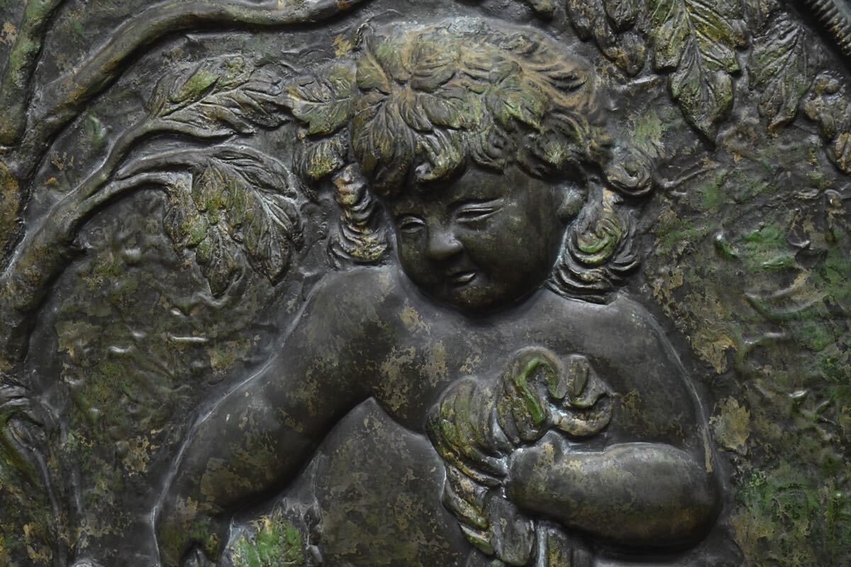 陶器製顔の彫刻 二部黎 木製フレーム付き A large painted pottery human head jar, Majiayao culture