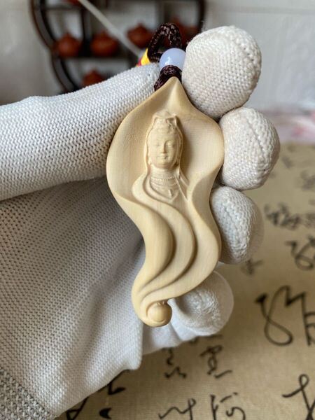 送料無料 葉っぱ観音菩薩 細密木彫 繊細彫刻 柘植 ツゲ 観世音菩薩 観音様 お守り 仏教美術 ご本尊 高さ6.5cm 根付