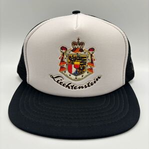 90s ヴィンテージ リヒテンシュタイン 盾 王冠 プリントロゴ トラッカーキャップ スナップバック 5パネル メッシュ