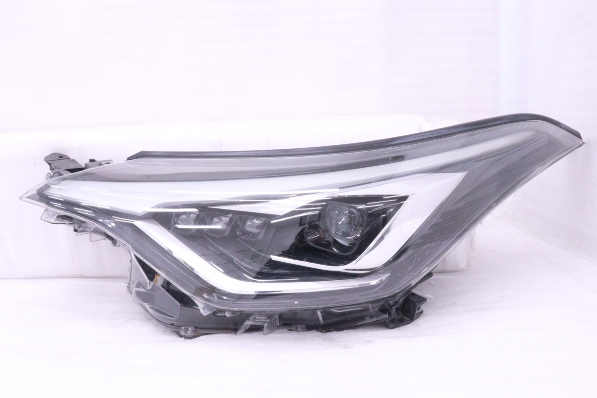 トヨタ 純正 C-HR 《 ZYX10 》 左ヘッドライト 81150-10890