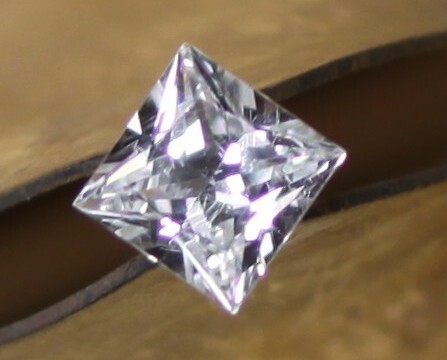 <Gカラー以下の、黄色っぽいダイヤより綺麗かも・・・> 天然・ホワイトサファイア 0.40ct