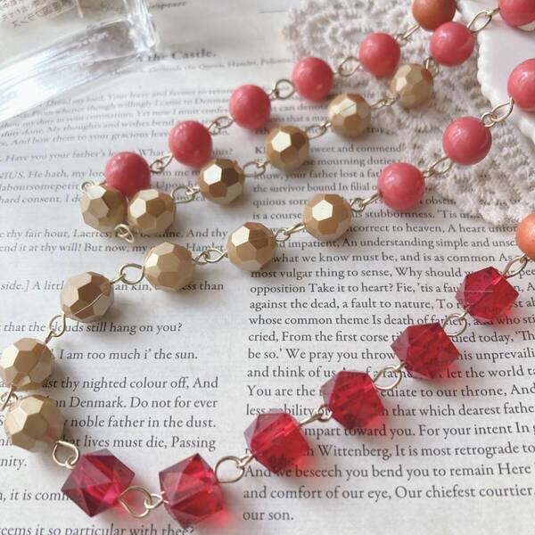 未使用品 ロングネックレス ウッドビーズ アクリル 珊瑚カラー レッド ゴールド☆vintage jewelry accessoriesR0430