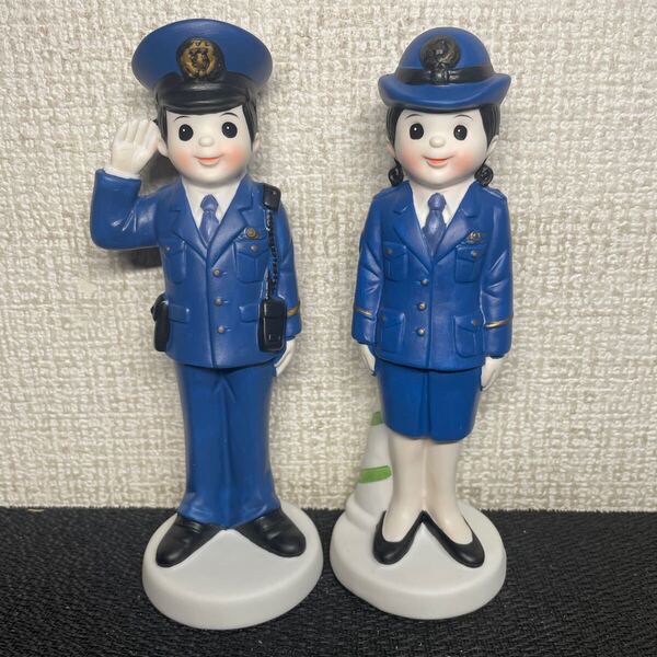 即決/送料無料/未使用品 非売品/警察官/婦警/陶器人形/2体/旧制服/ 当時物 昭和 レトロ 置物 人形 フィギュア美品 003