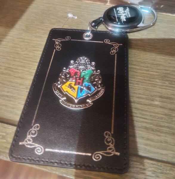 USJ ハリーポッター ホグワーツ紋章 リール付き パスケース