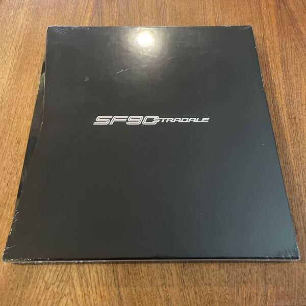 送料無料【新品未開封品】Ferrari フェラーリ SF90 ストラダーレ カタログ 厚口 ハードカバー 非売品 希少 匿名配送