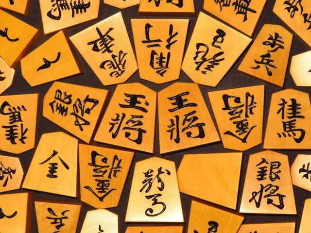 △一平作錦旗薩摩黄楊杢混彫埋将棋駒△駒袋桐製平箱付｜ボードゲーム