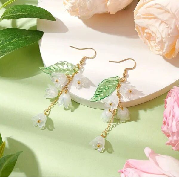 ピアス フラワー ホワイト グリーン 可愛い オシャレ 誕生日 プレゼント