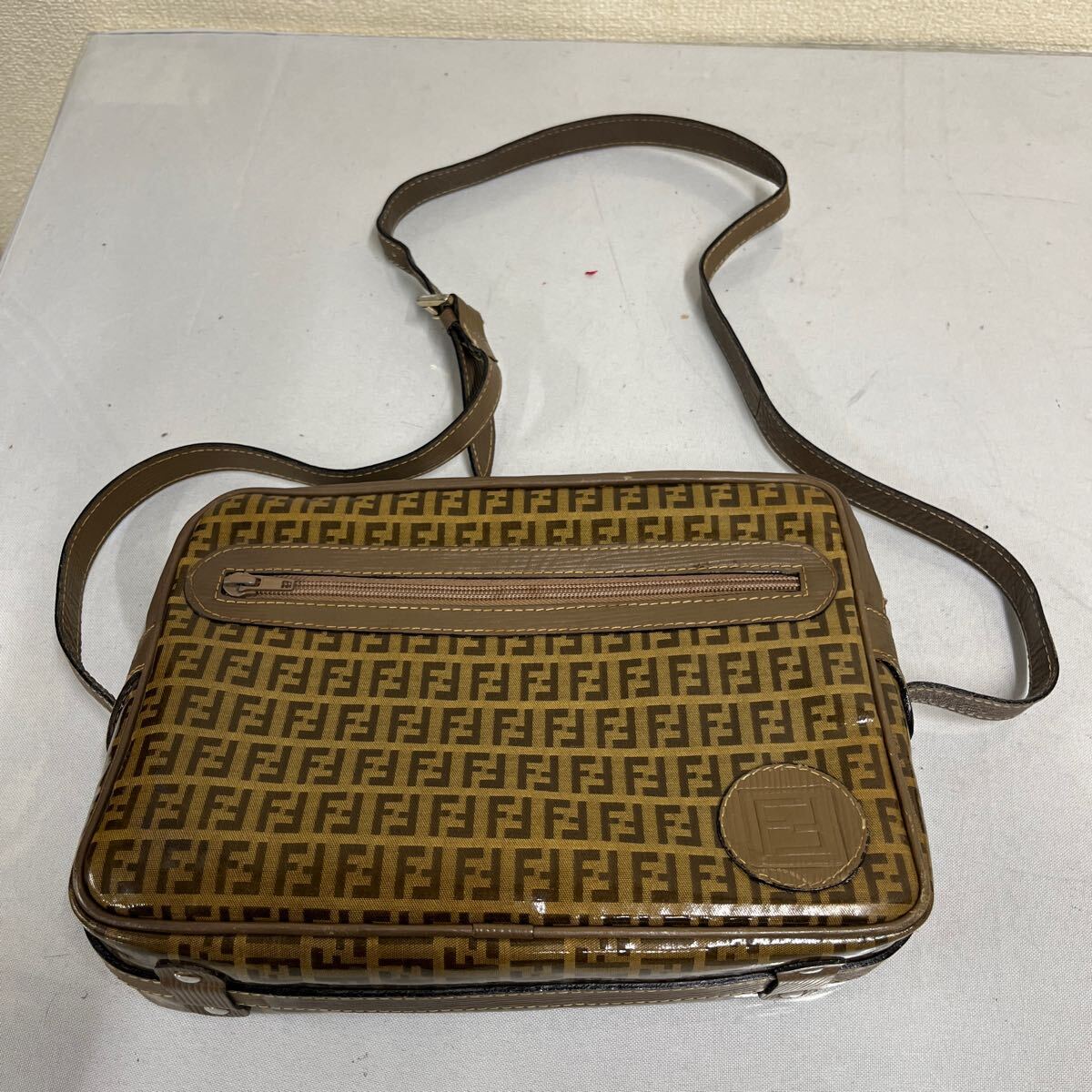 フェンディ FENDI エナメルショルダーバッグ Yahoo!オークション -「エナメル ショルダー」(フェンディ) (ふ