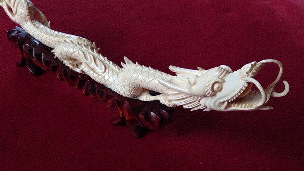 マンモス 牙 龍 重量421g 象牙風 置物 工芸品 飾り用 台座付