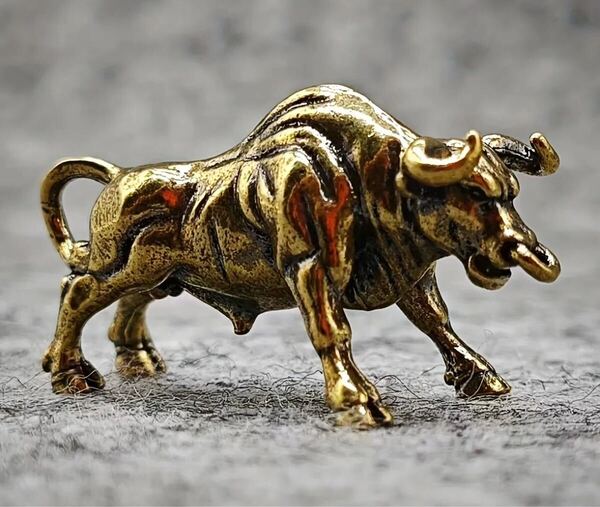 猛牛フィギュア ミニチュア牛 真鍮製 レトロスタイル 装飾品 置物サイズ 1.6cm×3.9cm