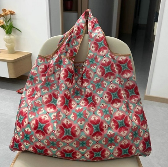 ■新品■エコバッグ【赤い花】レッド 大容量 コンパクト 簡単 かわいい 便利 ショッピングバッグ