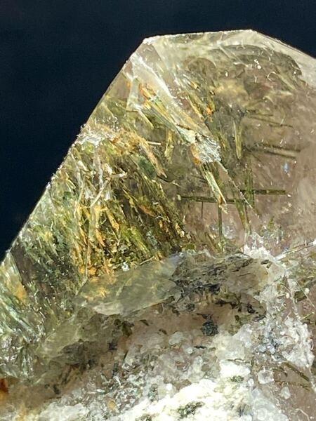ザギ水晶 ザキ鉱山 ザギマウンテンクォーツ ルチル入り 緑簾石 116g