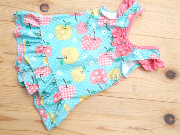 *美品!キッズかわいい女の子リンゴ柄水色ワンピース水着100センチ(11)*