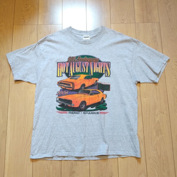USA古着卸 XLサイズ PORT and COMPANY コート アンド カンパニー HOT AUGUST NIGHTS 2006 プリント Tシャツ
