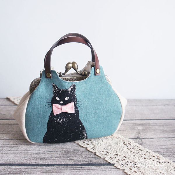 あおりがま口ポーチ*気まぐれな黒猫*座り猫*ハンドメイド